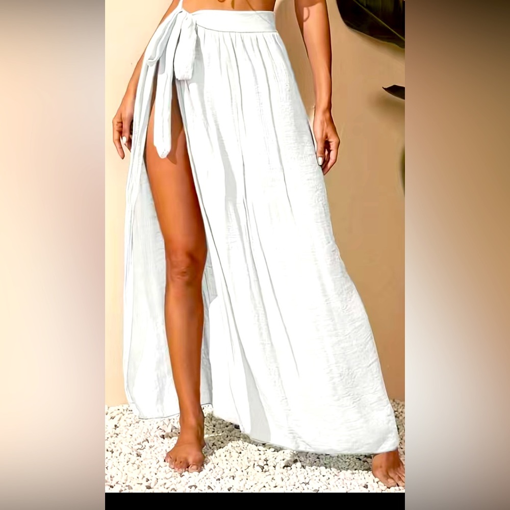 Ladies White Semi-Sheer Boho Style Knot Beach Cover Up.  NWOT